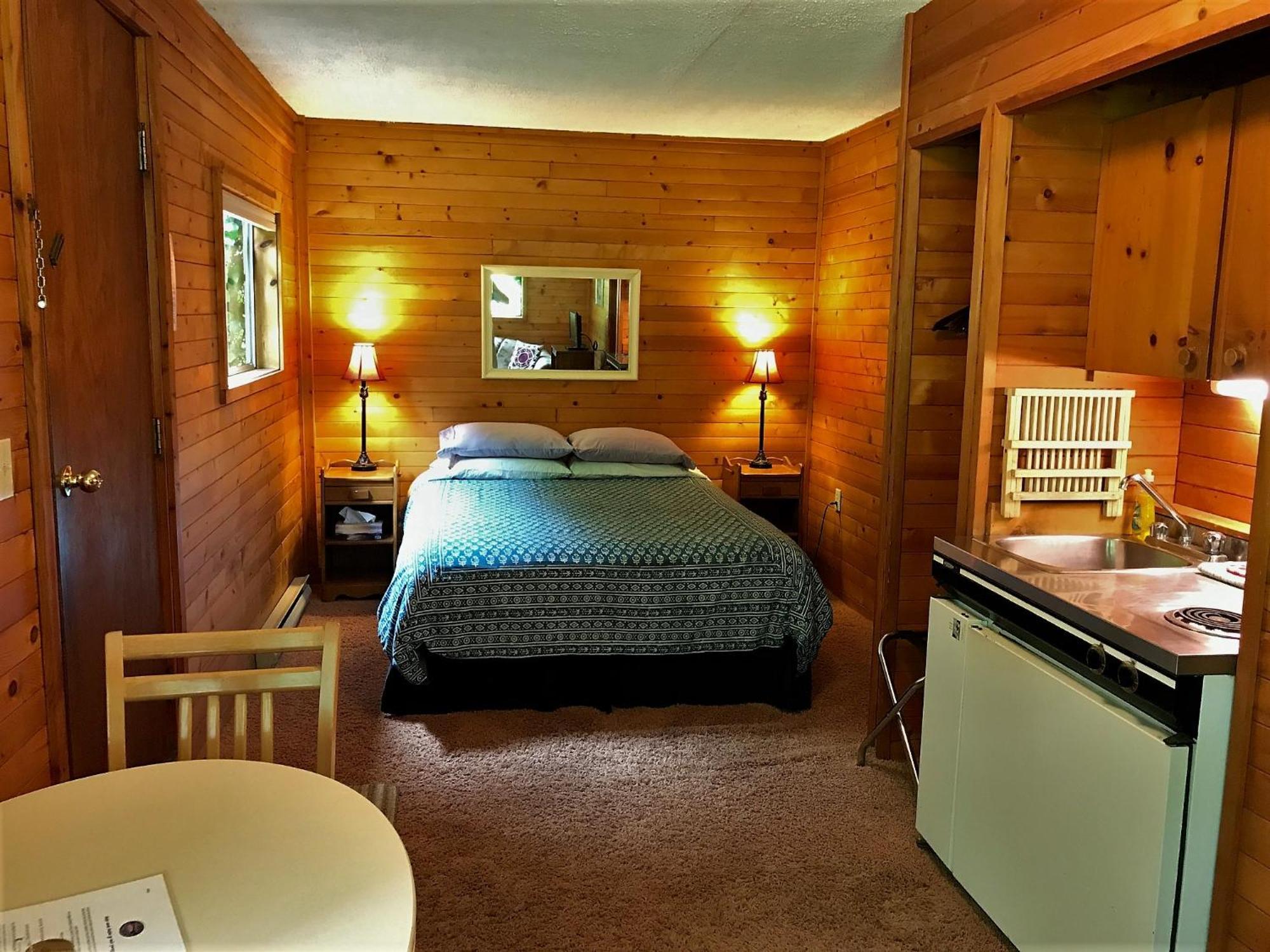 Driftwood Village Cottages Sturdies Bay Екстериор снимка