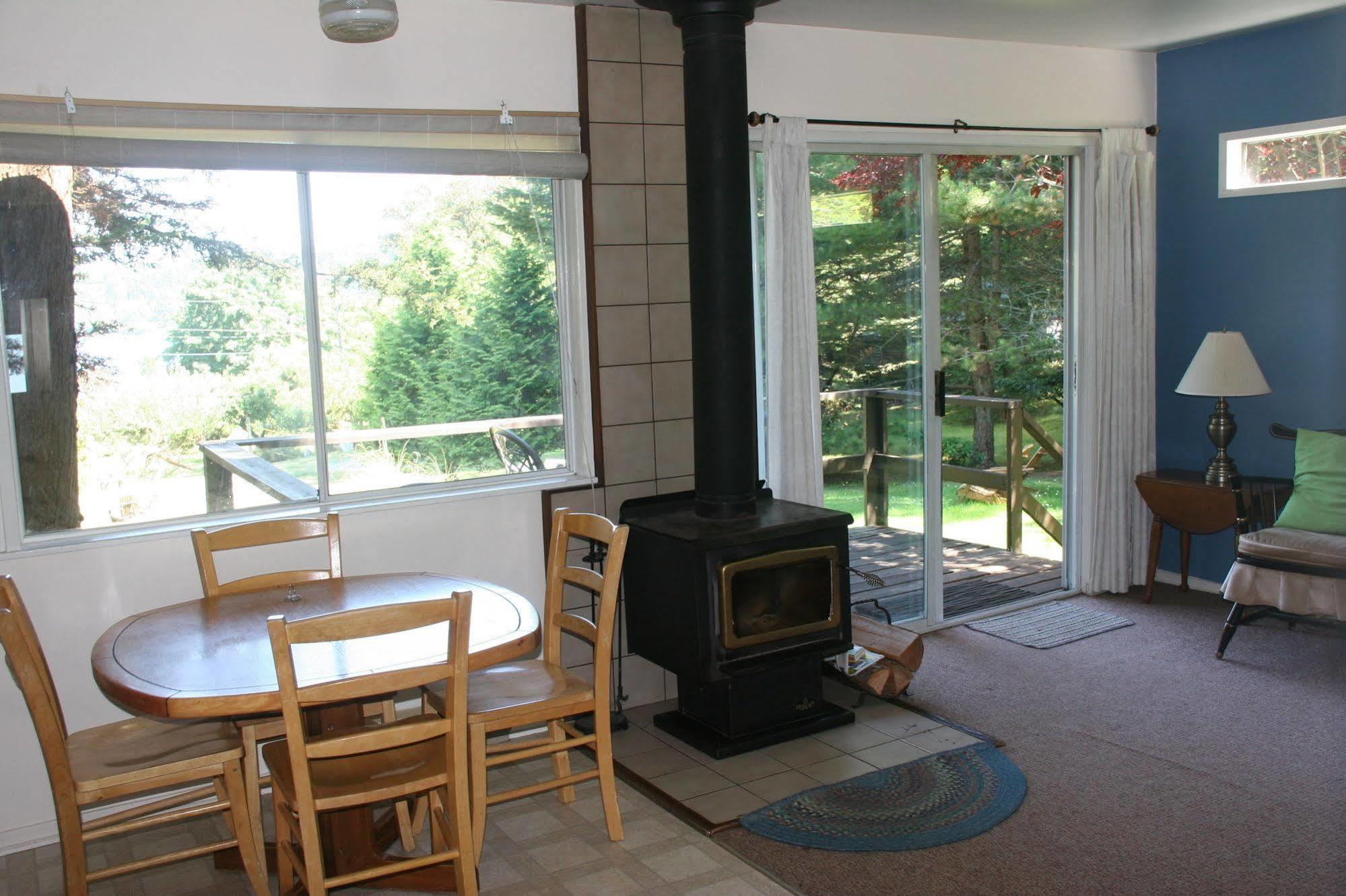 Driftwood Village Cottages Sturdies Bay Екстериор снимка