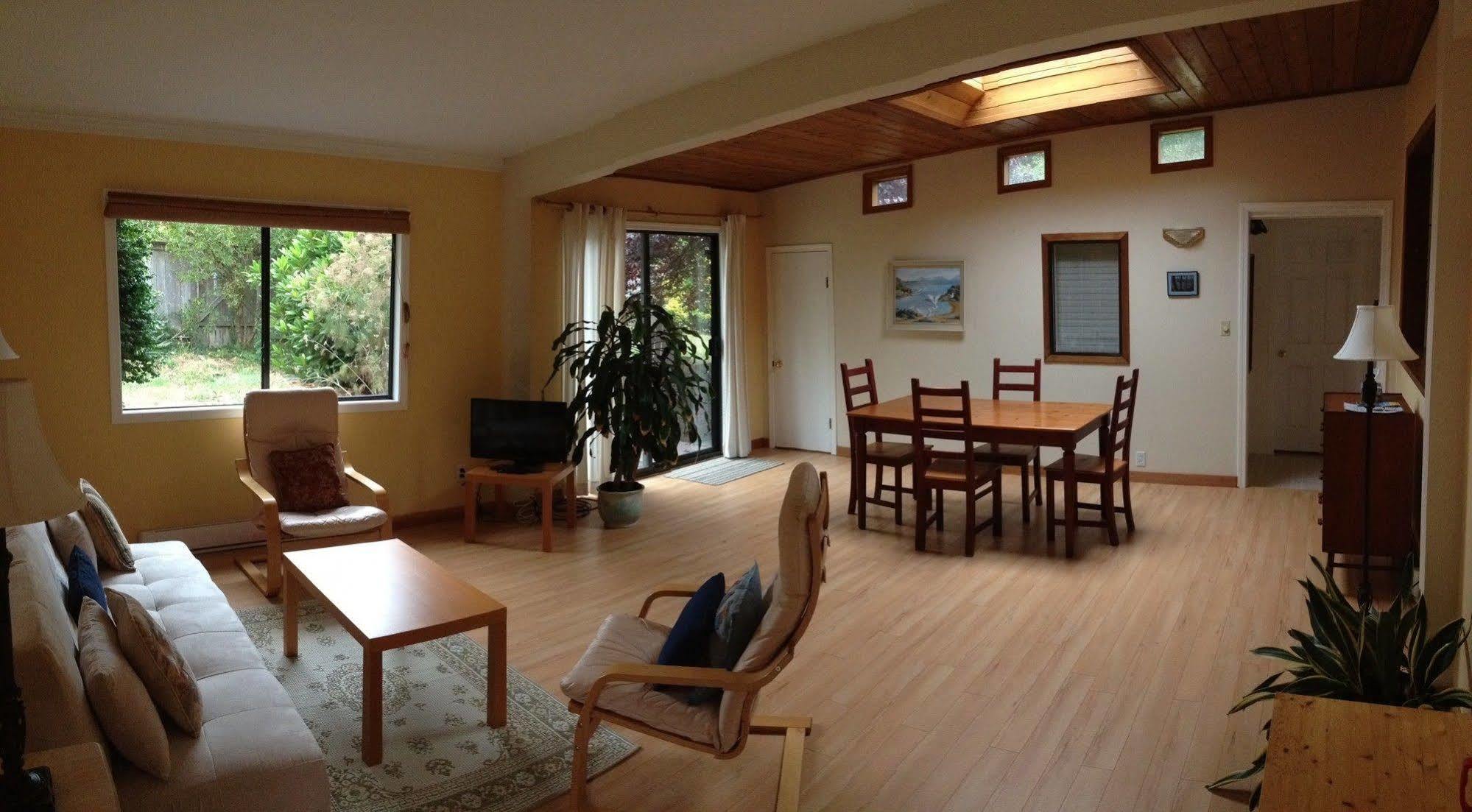 Driftwood Village Cottages Sturdies Bay Екстериор снимка