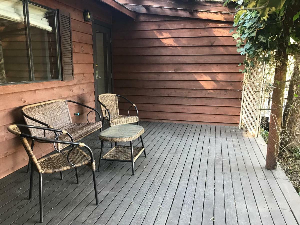 Driftwood Village Cottages Sturdies Bay Екстериор снимка