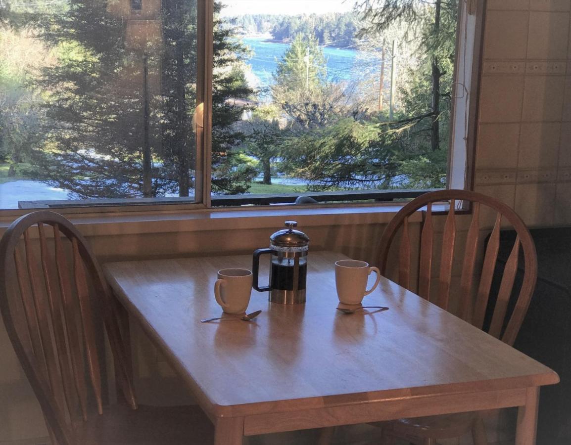 Driftwood Village Cottages Sturdies Bay Екстериор снимка